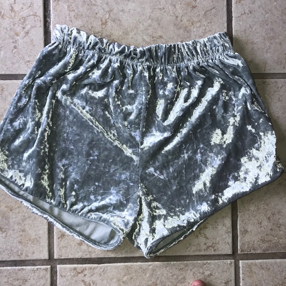High wasted grey velvet shorts - Picture 2 of 3